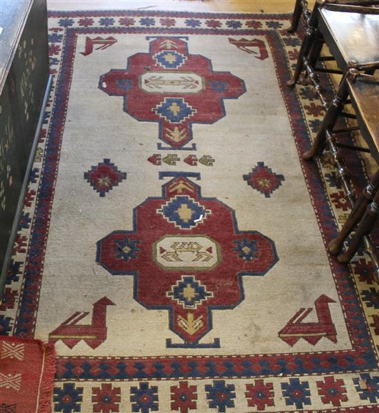 Persian design beige ground rug(-)